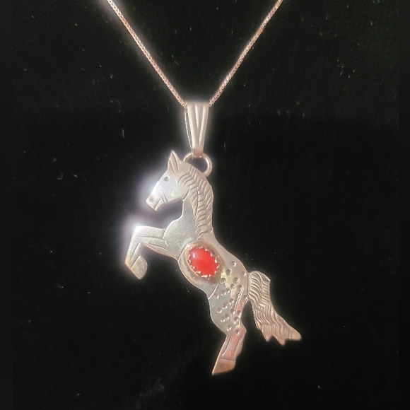 Native Navajo Sterling & Red Coral Rearing Horse Pendant on SS Chain Hallmarked - Picture 2 of 6